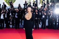 Bella Hadid dùng trang sức che vòng 1 trên thảm đỏ Cannes