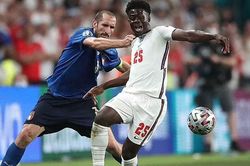 Tràn ngập ảnh chế Chiellini kéo áo Saka, ngăn 'bóng đá trở về nhà'