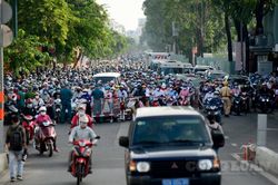 TP. HCM: Biển người ùn tắc vì chờ qua chốt kiểm dịch ngày đầu tuần