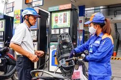 Giá xăng dầu trong nước tiếp tục tăng 'sốc', đạt đỉnh 2 năm
