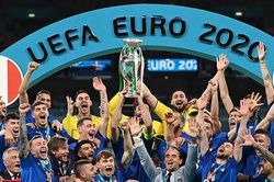 Hình ảnh vỡ òa trong hạnh phúc của đội tuyển Italia khi giương cao chức vô địch Euro 2020