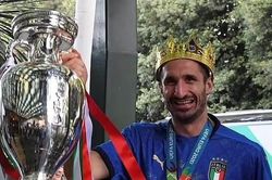 Đương kim vô địch châu Âu rước cup về Italia: Mọi ngả đường đều dẫn tới thành Rome