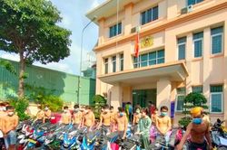Hàng chục 'quái xế' tụ tập đua xe khi địa phương đang giãn cách xã hội