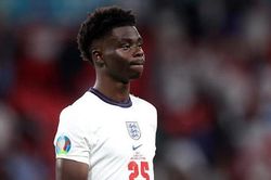 Arsenal bảo vệ Bukayo Saka trước 'bão' phân biệt chủng tộc