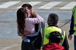 Biển người chào đón Argentina, Messi được vợ tặng quà đặc biệt