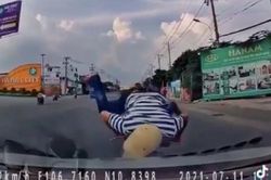 Honda Lead đấu đầu ô tô theo một cách không thể 'dị' hơn