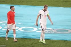 Nhiều cầu thủ tuyển Anh tháo bỏ huy chương ngay sau khi được trao, Harry Kane cũng không ngoại lệ