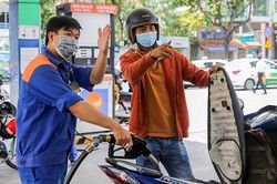 Giá xăng tăng mạnh lần thứ ba liên tiếp