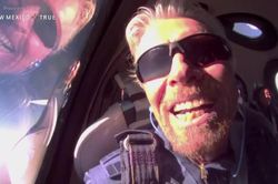 Chuyến bay vào vũ trụ lịch sử của tỷ phú Richard Branson