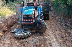 Xe công nông tuột dốc đè trúng xe máy cày, 2 người thương vong