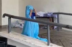 Bé F0 ở TP.HCM khóc đòi mẹ, người lớn chỉ có thể dỗ từ xa