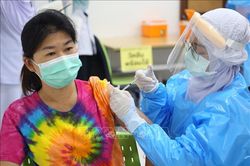 Thái Lan bảo vệ biện pháp sử dụng kết hợp 2 loại vaccine phòng Covid-19