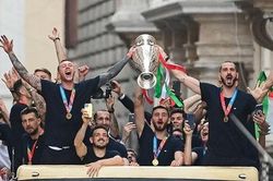 Italia mang cúp vô địch về nhà