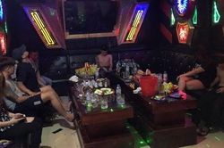 Liên tiếp bắt quả tang quán karaoke lén lút mở cửa tiếp 'dân bay'