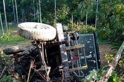 Công nông tuột dốc va chạm máy cày làm 2 người thương vong