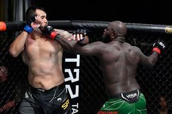 Võ sĩ UFC tung loạt đòn 'nhanh như chớp' hạ đo ván đối thủ