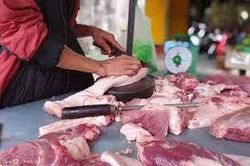 Giá heo hơi giảm, người tiêu dùng vẫn phải mua thịt heo giá cao