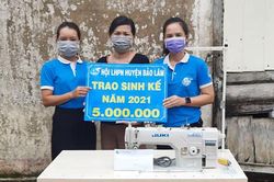 Tặng máy may, máy vắt sổ cho hội viên phụ nữ