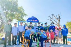 Trao tặng sân chơi cho thiếu nhi xã Vĩnh Lâm