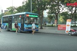 Người Hà Nội vẫn thản nhiên tập thể dục quanh Hồ Gươm, bất chấp lệnh cấm