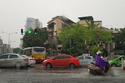 Mưa giông tới tấp từ Bắc bộ đến Nam bộ