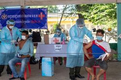 Campuchia đi được 50% chặng đường tiêm vaccine ngừa Covid-19