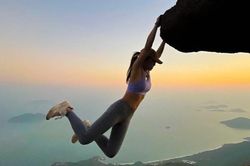 Hot girl Hong Kong tử vong vì ngã từ thác nước khi selfie