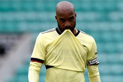 Thủ môn mắc sai lầm ngớ ngẩn khiến Arsenal thua trận đầu tiên trước mùa bóng