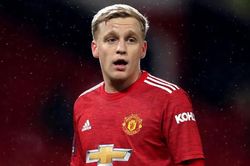 Bóng đá hôm nay 14/7: MU chốt tương lai Van de Beek. Mourinho chính thức có Patricio