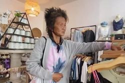 Lý do nào khiến hai con gái của ca sĩ Kim Ngân không thể chăm sóc chữa trị cho mẹ?