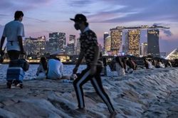 Singapore chọn 'sống chung với COVID' khi tỷ lệ tiêm vắc xin đạt gần 50%