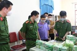 Bắt kẻ găm 'hàng nóng' trong người vận chuyển số lượng lớn ma túy