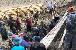 Huy động hàng trăm người đào bùn đất tìm chủ homestay bị nước xoáy cuốn trôi