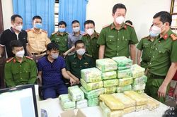 Nghẹt thở khống chế trùm ma túy ôm súng cố thủ cùng 27kg hàng trắng