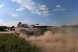 Cảnh quay chậm xe tăng T-14 Armata thực hiện cú tấn công chính xác khiến mọi người kinh ngạc