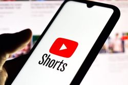 YouTube cạnh tranh sòng phẳng với TikTok: Ra mắt video ngắn, kho bài hát khổng lồ