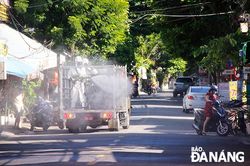 Phun khử khuẩn tuyến đường Nguyễn Phước Nguyên (quận Thanh Khê)