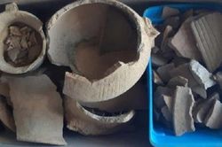 Nghịch cát ở sân chơi, nhóm trẻ đào trúng mộ cổ 1.600 tuổi