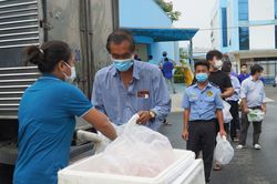 Công nhân ở TP.HCM vui mừng nhận cá hỗ trợ từ miền Tây