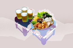 Người nước ngoài ở Hà Nội thèm bún đậu mắm tôm, bia hơi