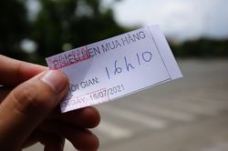 Siêu thị TP.HCM bớt quá tải nhờ phát phiếu hẹn giờ