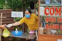 Chồng làm tấm biển 'đứng xa vợ tui ra' để nhắc khách giãn cách 2 m