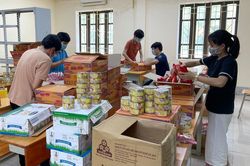 Giáo viên ở Nghệ An làm măng khô, dưa cà gửi vào TP.HCM