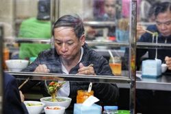 Góc nhìn 365: Ăn phở, cắt tóc và Covid-19