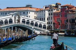 Italy cấm tàu du lịch lớn vào trung tâm Venice