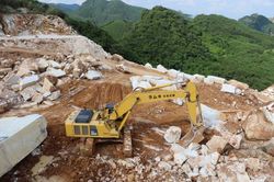 Nghệ An: Bắt quả tang nhóm đối tượng khai thác trái phép 800m3 đá trắng