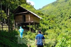 Cán bộ y tế vượt rừng, lội suối trong nắng nóng bỏng rát vào ổ dịch COVID-19 Chằm Puông