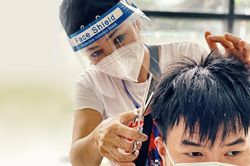 Phương Thanh cắt tóc, H'Hen Niê nấu cơm cho người dân vùng phong tỏa