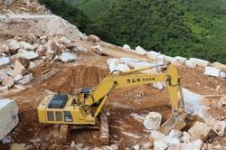 Nghệ An: Nhiều đối tượng ngang nhiên khai thác đá trắng trái phép quy mô lớn
