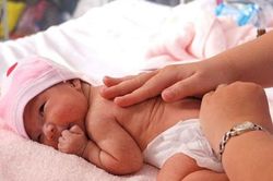 Có nên massage cho trẻ sơ sinh ?